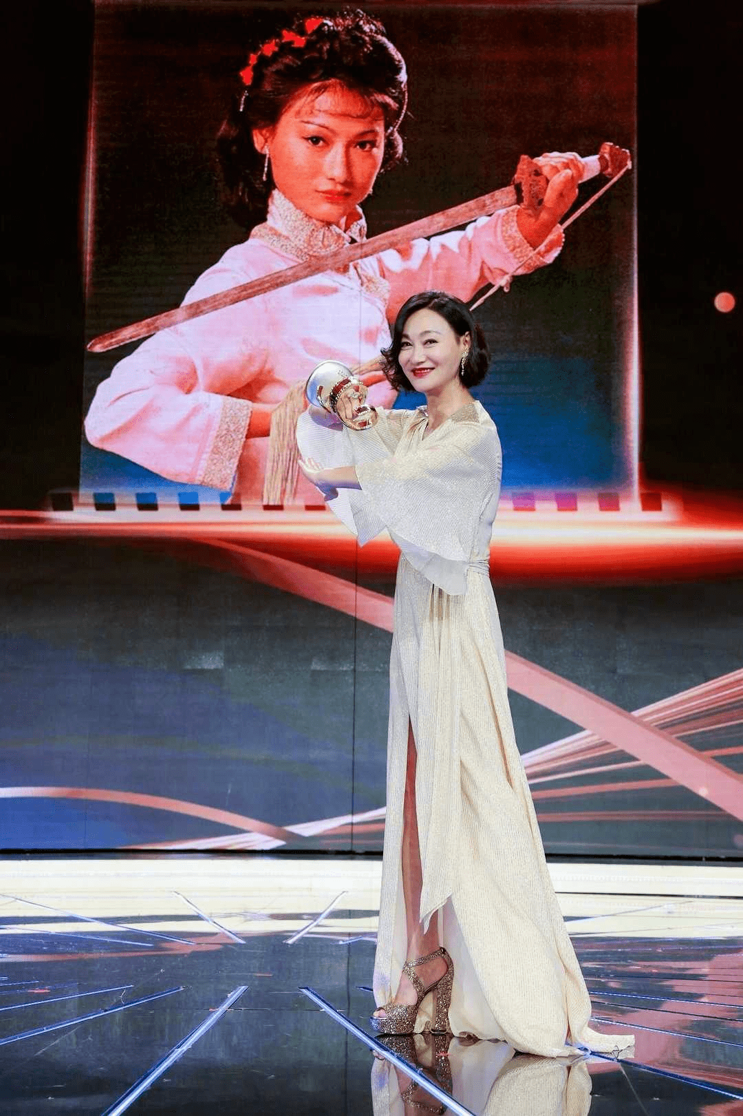 赵雅芝的气质、李若彤的身材,岁月不败美人,女神老了也高贵优雅